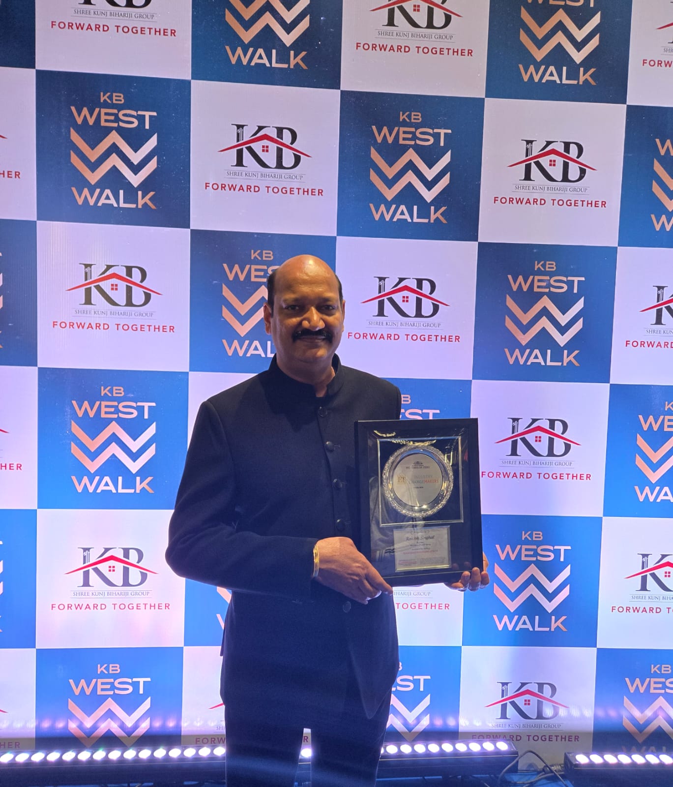 Rakesh Singhal Receiving ET Award